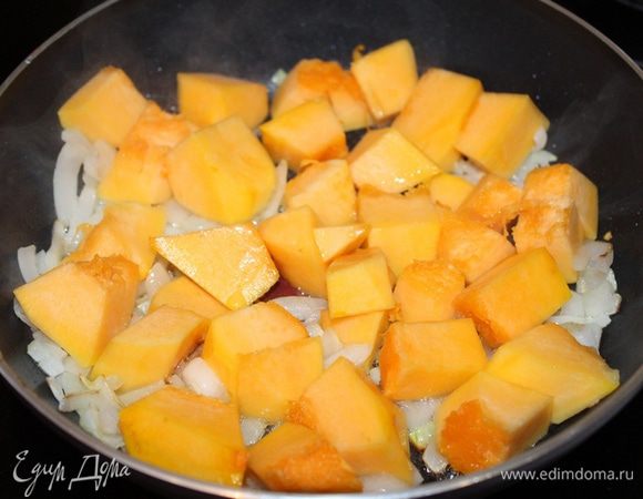 Лук мелко порезать и обжарить 3-4 минуты на растительном масле, добавить порезанную на кусочки тыкву, обжарить 10-25 минут.