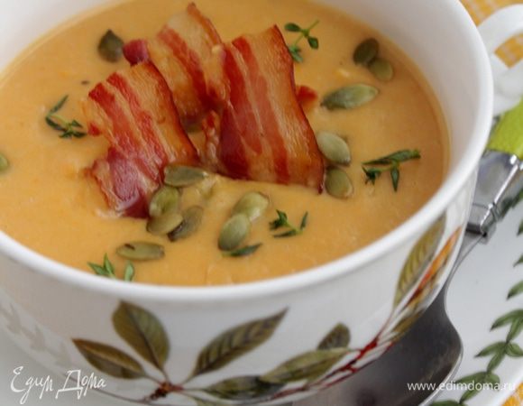 Суп подать с кусочками бекона, тыквенными семечками, украсьте листочками тимьяна.