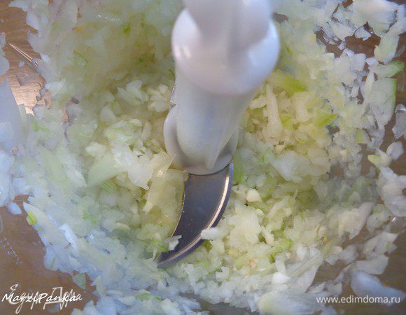 Приготовим соус барбекю.
1 белую луковицу вместе с чесноком измельчим в фуд-процессоре.