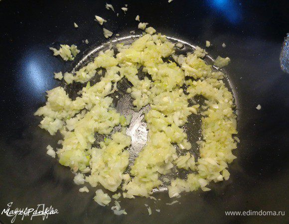 На оливковом масле спассируем немного лук и чеснок.