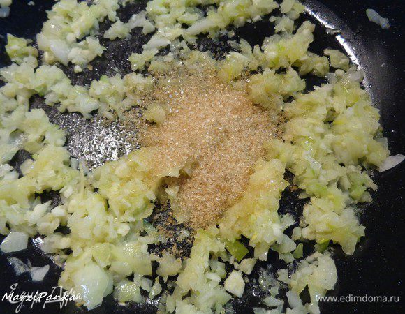 Добавим коричневый сахар. Он поможет карамелизировать лук и сделать его более хрустящим.