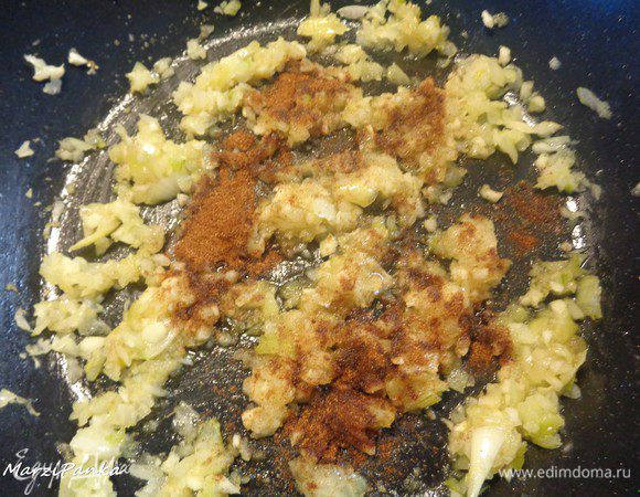 Добавим половину от указанной в ингредиентах (т.е. 0,5 ст. л.) молотой красной паприки. Вторая половина пойдет у нас в фарш.