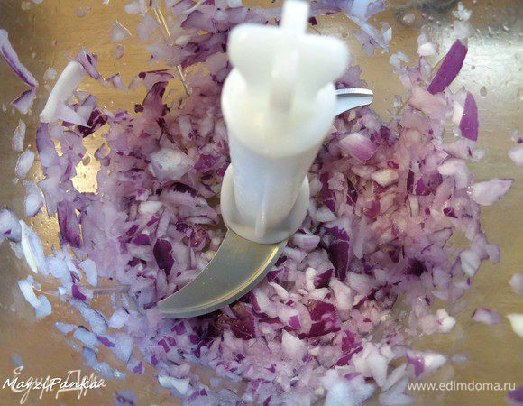 Половину красной луковицы измельчим в фуд-процессоре.