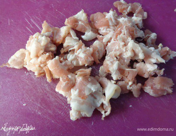 Бекон мелко порежем. 
Бекон нам нужен, чтобы сделать бургер сочным. В данном случае замена бекона на ветчину или колбасу не оправдана! :)
Спассируем лук и бекон. Масло можно не добавлять, т.к. содержащегося жира в беконе хватит.