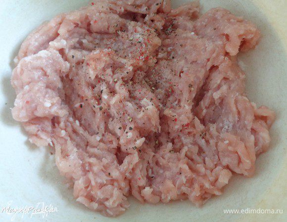 Куриный фарш посолим и поперчим.