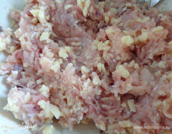 Добавим тертый сыр и хорошенько все перемешаем.