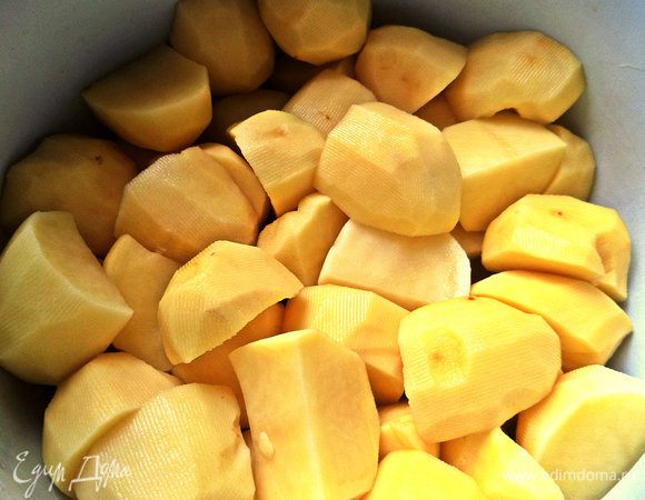 Картофель очистить, нарезать пополам или четверти, залить водой и отварить с солью.