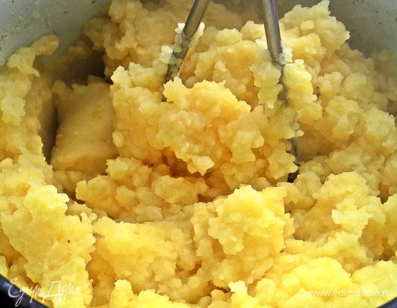 Делаем обычное пюре. Сливаем отвар в кружку, добавляем горячее молоко и отвар немного, если требуется. Разминаем толкушкой.