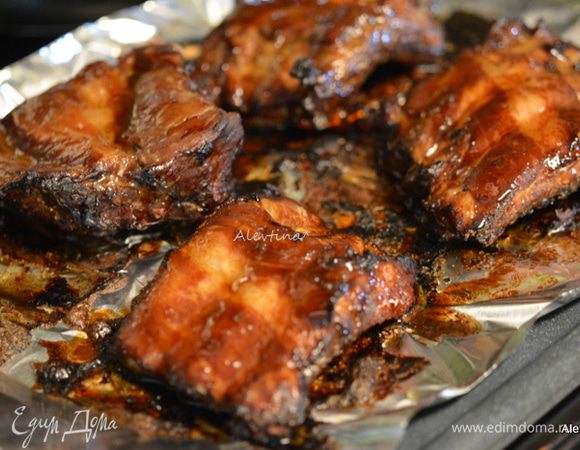 Готовим на гриле или в духовке. В холодный сезон я выбираю духовку. Разогреть на 180 гр. Выложить ребра на фольгу. Чтобы не пригорели сверху, тоже прикрываем фольгой и запекаем примерно 2,5-3 часа.