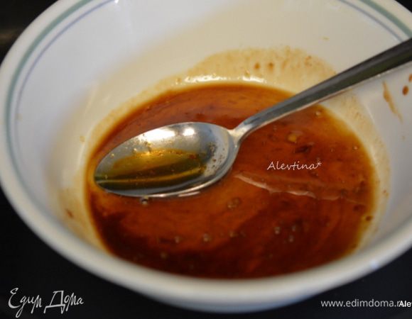 Приготовим глазурь, смешав мед и соевый соус.