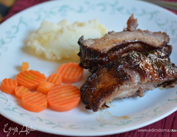 За  10-15 минут до готовности смазать глазурью ребрышки со всех сторон и вернуть в духовку вновь. Подаем ребрышки с готовым овощным гарниром, разрезав на части. Приятного аппетита. 