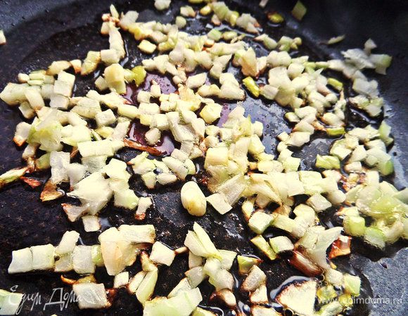 Для котлет нарезать мелко лук и слегка обжарить на растительном масле.