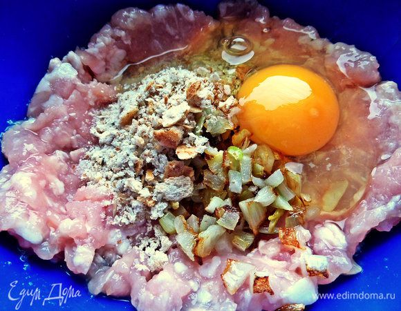 В фарш добавить яйцо, приправы, обжаренный лук и немного сухарей или булки. Формируем котлетки.