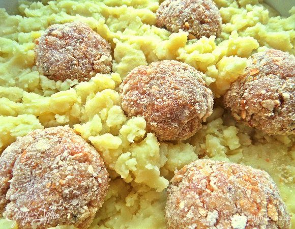 Форму (25 см в диаметре) смазываем оливковым маслом, выкладываем всё пюре и сверху втыкаем наполовину котлетки, предварительно обваляв их в сухарях.