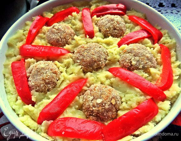 Сладкий перец очищаем и делим на дольки, раскладываем между котлетками.