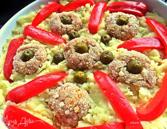 В каждую котлету втыкаем по одной оливке и присыпаем верх тёртым сыром.