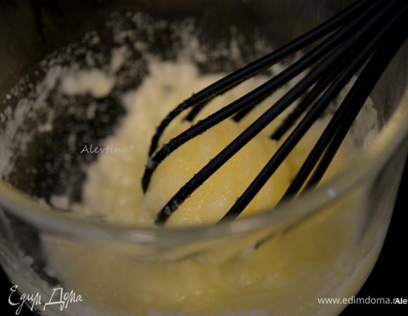 Разогреть духовку до 180 гр. Смазать круглую форму дно на 20 см. маслом.
Сахар и сливочное масло поставить в микроволновку в посуде для микроволновки примерно на 30 секунд. За счет микроволновки масло и сахар помогут приобрести хрустящую корочку для брауни.
Дать слегка остыть.