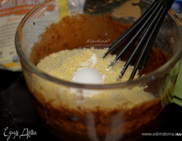 Затем добавить ванилин, какао порошок для выпечки,яйца куриные. Перемешать. Смешать миндальную муку с разрыхлителем и добавить в какао смесь. Перемешать.