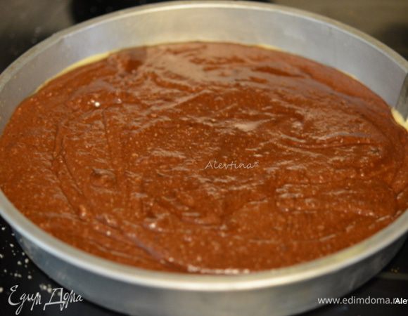 Вылить тесто в приготовленную форму для запекания.