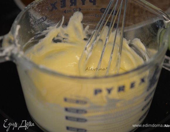 Смешать в емкости все для украшения сеточки. Количество можно сократить. Мне хватило половины глазури от сделанной нормы.