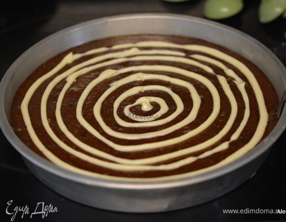 Переложить все в кондитерский мешок с насадкой тонкой закругленной без зубчиков. Нанести на поверхности теста рисунок кругами как на снимке.