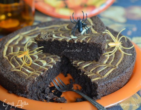 Осторожно перевернем используя два блюда, сначала на одно рисунком вниз, второе блюдо сверху, перевернуть и рисунок будет сверху. Разрезаем и подаем к столу. Детям понравится такой интересный и вкусный брауни. Порадуем отличников.