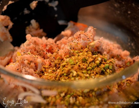 Смешать фарш индюшки с хлебной крошкой, апельсиновой цедрой, солью и черным перцем, мелко нарезанным луком, яйцом. Добавить молотые фисташки. Перемешать.