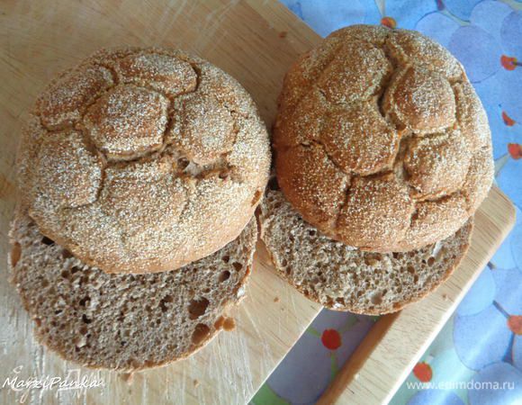 Разрежем пополам булочки. Я использовала покупные зерновые. Покупайте только хорошего качества, т.к. это напрямую отразится на вкусе гамбургера.