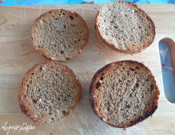 На сухой сковороде обжарим срезы булочек.