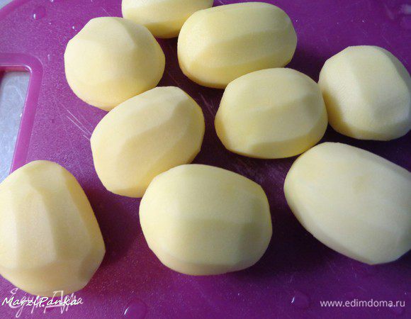 Почистим картошку.