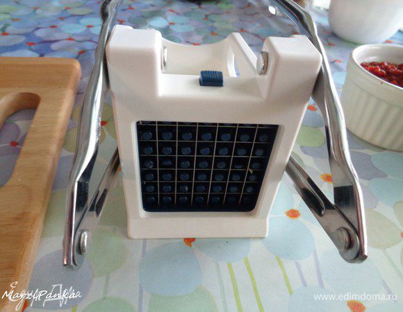 С помощью вот такого приспособления для картофеля фри