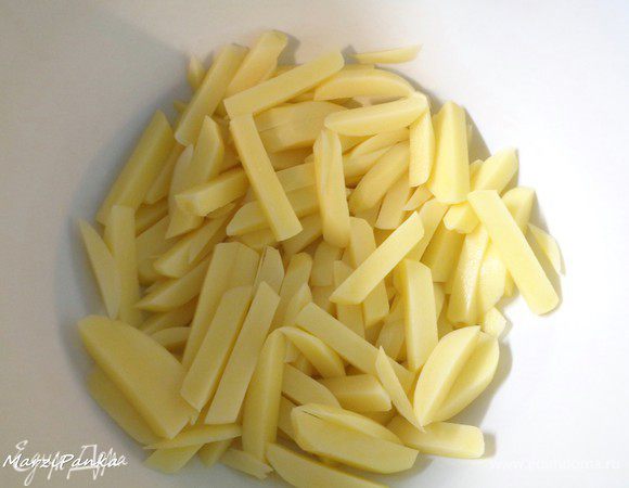 Нарежем нашу картошечку.