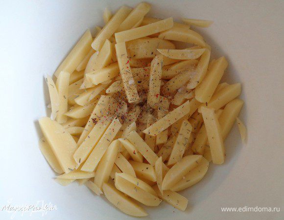 Посолим, поперчим. Присыпаем розмарином.