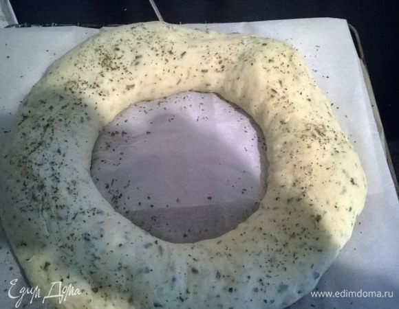 Присыпать измельченным чесноком и луком. Выпекать в заранее разогретой духовке 210*С 25-30 минут.