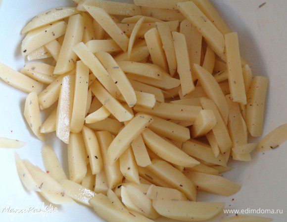 Добавим пару ложек оливкового масла, перемешаем.