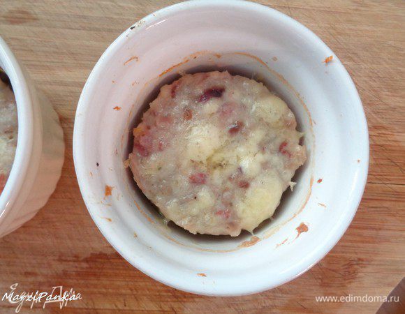 Вытащим наши бургеры их духовки, а вместо них отправим туда картошечку. Примерно на 30-35 минут.