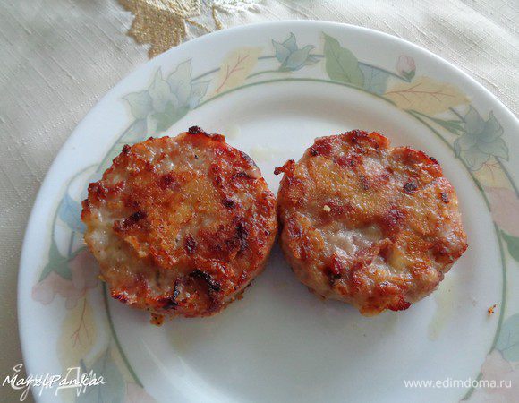 Для золотистой корочки обжарим наши бургеры с двух сторон в небольшом количестве оливкового масла.