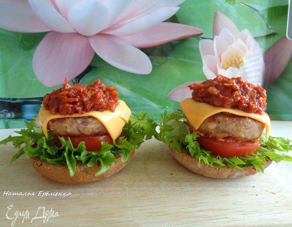 Собираем чизбургер:
1 - нижняя часть булочки
2 - лист салата
3 - кружок помидора
4 - бургер
5 - пластинка сыра (у меня плавленный сыр Чеддер)
6 - соус барбекю (щедро)
7 - верхушка булочки