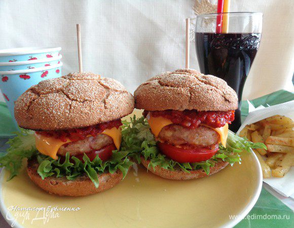 Подаем бургеры горячими, с картофелем фри и чернично-брусничным компотом вместо колы.

Приятного аппетита!