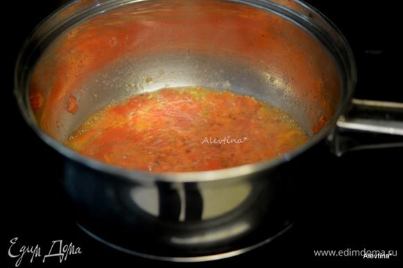 Приготовим соус: разогреть масло сливочное и оливковое на медленном огне. Добавить мелко порезанный красный перец выход 4 ст.л. и красный перец хлопьями. Готовить 2-3 мин. Затем добавить вино и готовить еще 1 минуту.