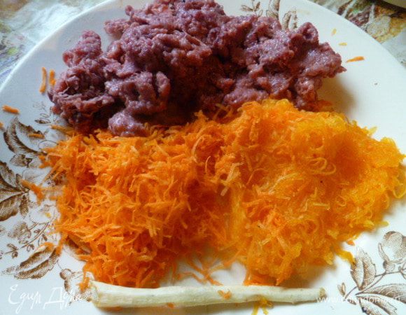 Фарш можно брать любой, по вашему вкусу. У меня гусиный.
Овощи я очистила, морковь и тыкву натерла на мелкой терке.
Пастернак у меня маленький.