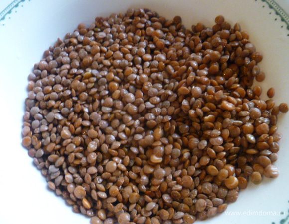 Чечевицу хорошо промыть.
Меня конечно предупреждали, что ее не замачивают, но я настырная, сделала по своему и на 10 минут залила теплой водой.