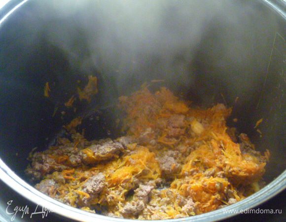 В чашу мультиварки я налила растительное масло, добавила фарш, слегка обжарила на режиме Жарка, затем добавила овощи и обжарила еще 1 минуту все вместе.