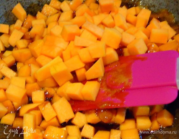 Тыкву очистить от кожуры, нарезать кубиками и добавить к карамелизированному сахару, добавьте сливочное масло и ликер (по желанию, можно пропустить). Держите на среднем огне до мягкости, время от времени помешивая, тыква пустит сок.
