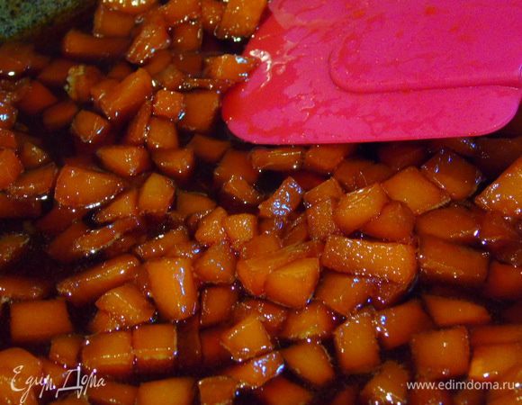 Снять тыкву с огня, добавить набухший желатин, перемешать до растворения желатина.