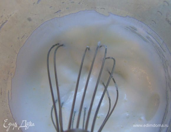 Яичный белок взбить до мягкой пены.