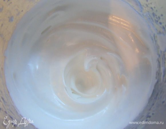 Тонкой струйкой вливаем сахарный сироп и продолжаем взбивать пока меренга не остынет. Отправляем в холодильник, чтобы она хорошо остыла.