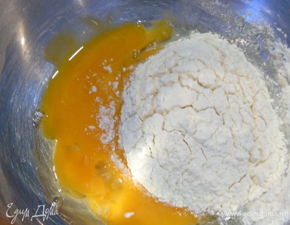 Яйца, желток и муку взбиваем 8-10 минут.