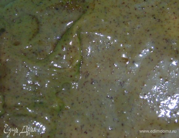 Не прекращая взбивать постепенно вводит фундучную муку и пудрой.