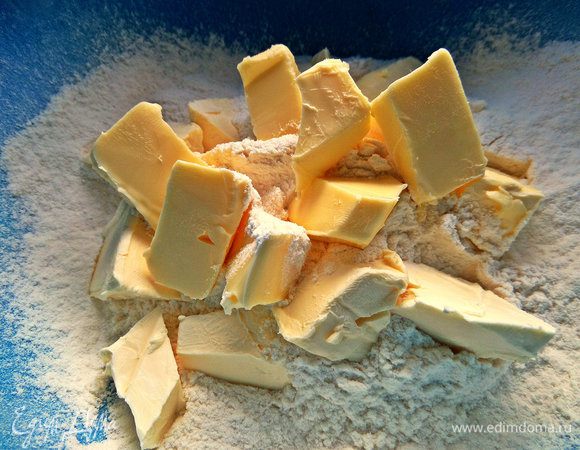 В муку нарезать кусочками масло.